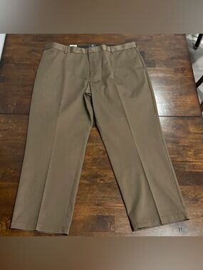 NWT Dockers Classic Fit Khaki Flat Front Brown Chino Pants Men’s Size W42 L30